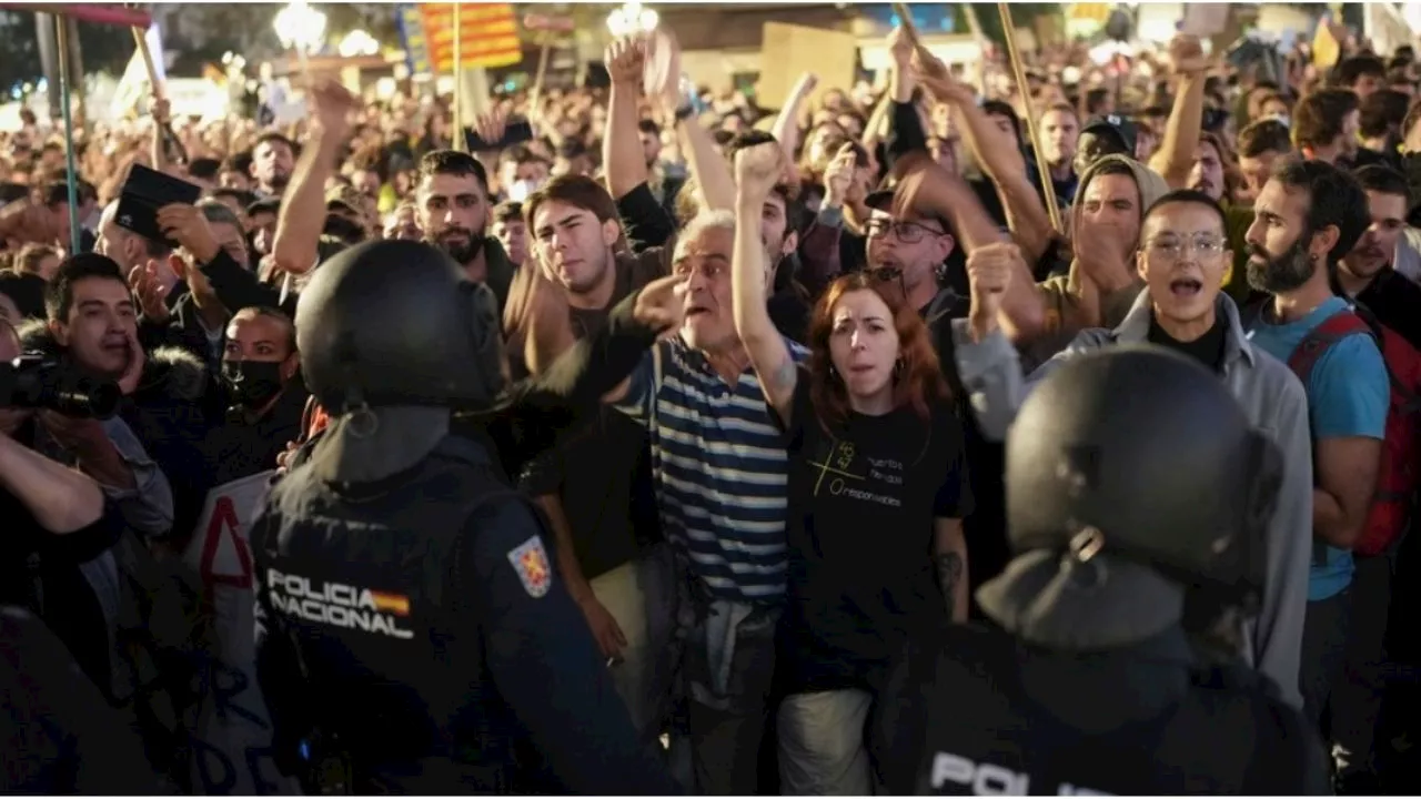 “Mazón dimite, sal del escondite”, protesta contra líder de Valencia desata la violencia en España tras paso de DANA