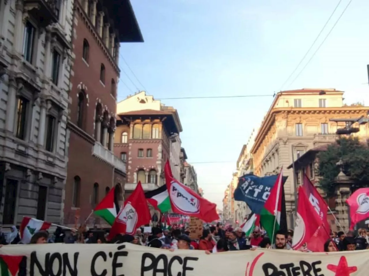 La vergogna del corteo Pro Pal a Milano: 'Applauso ai ragazzi di Amsterdam'