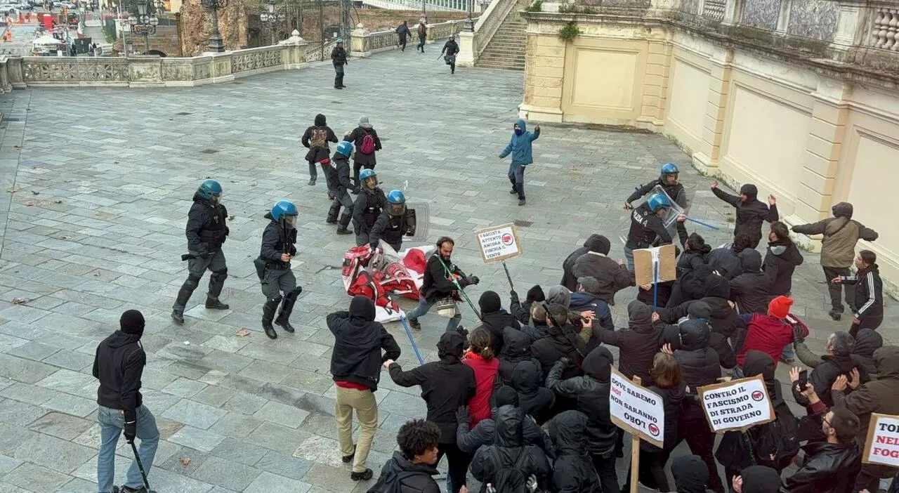 Bologna, scontri tra polizia e collettivi che cercavano di raggiungere il corteo di CasaPound. A Milano applau