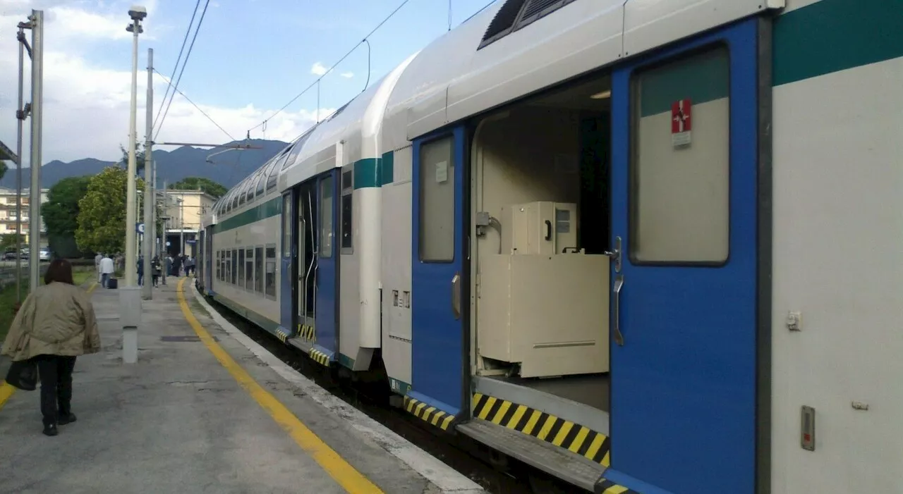 Capotreno presa a schiaffi da un passeggero nel Pavese: gli aveva chiesto di spegnere la sigaretta