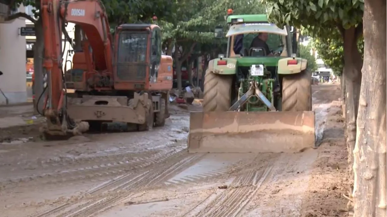 La gran ayuda de los tractoristas en la limpieza de las calles tras la DANA