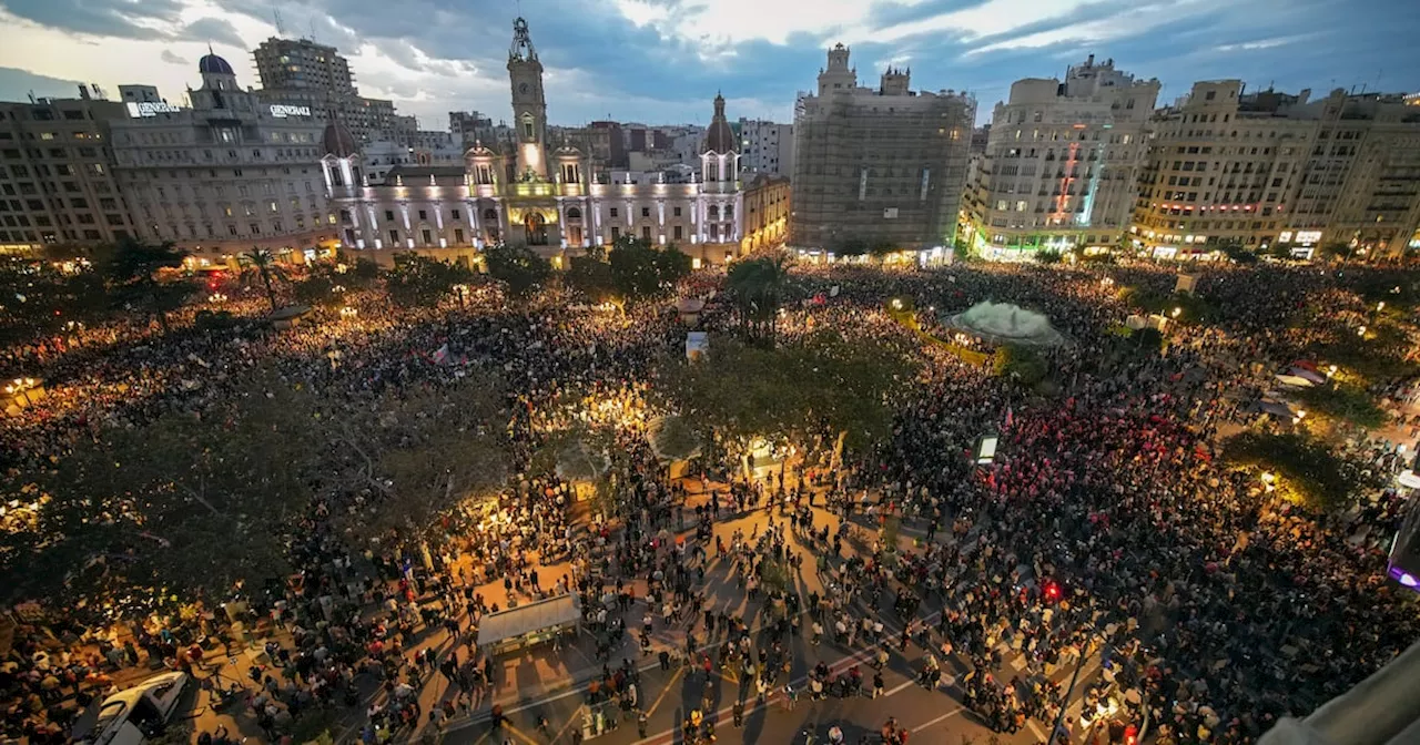 Spain: Tens of thousands protest in Valencia over handling of fatal flooding by authorities