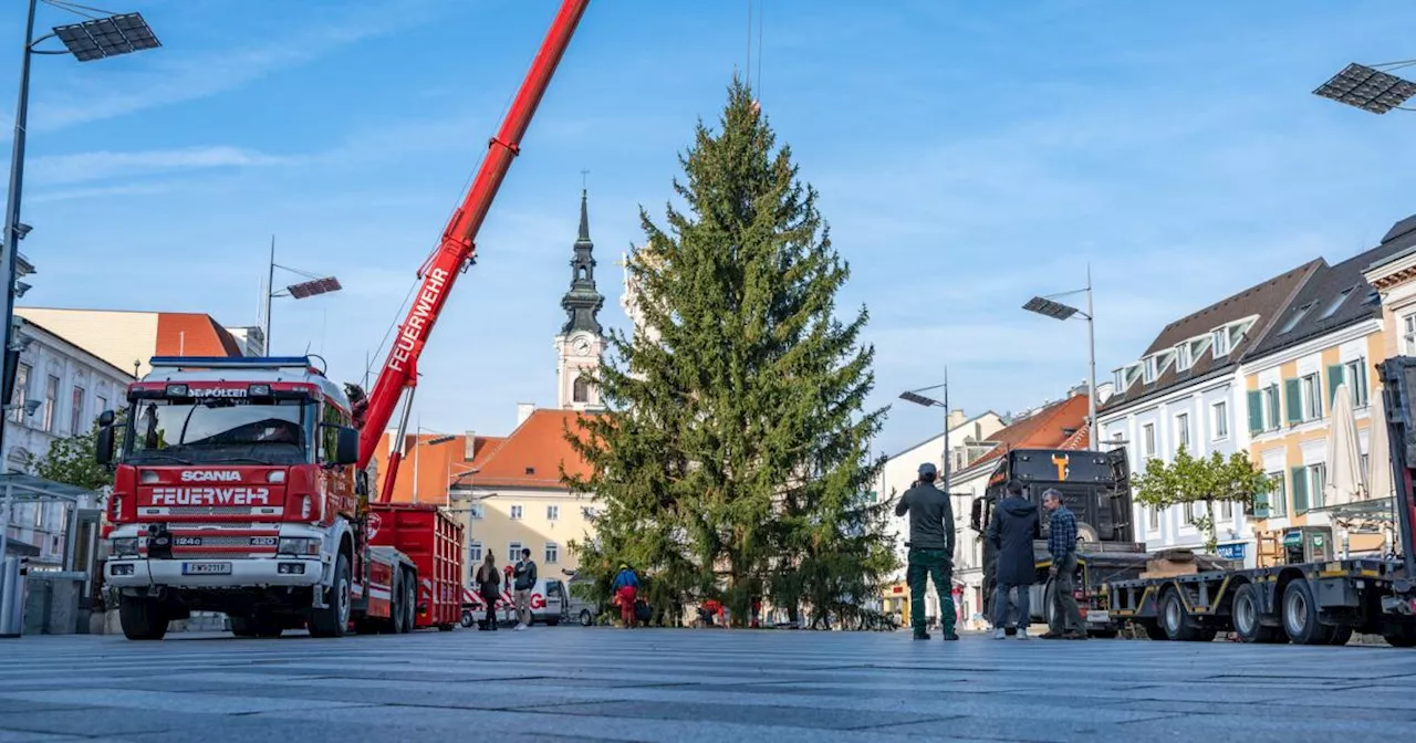 Nikolaus, Bands und DJ am diesjährigen St. Pöltner Christkindlmarkt