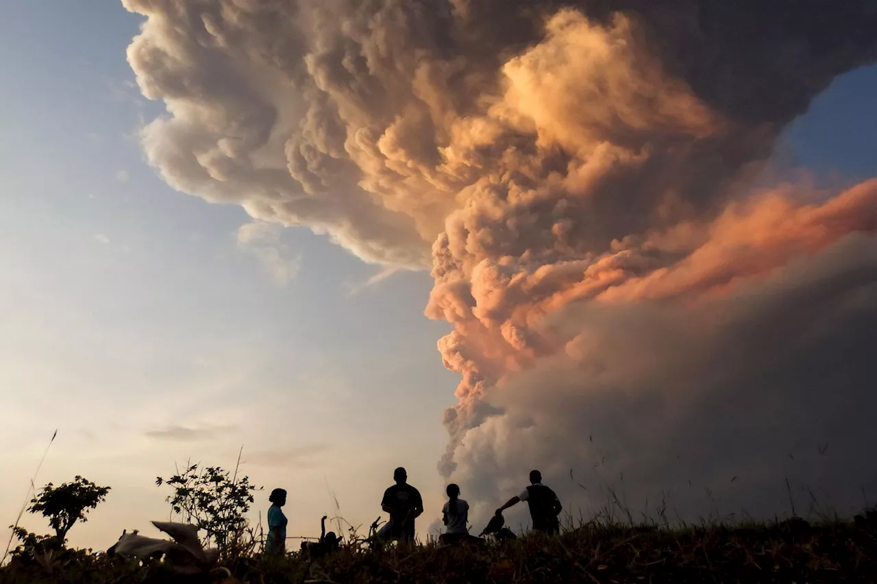 Eruption volcanique en Indonésie: impressionnante colonne de cendres et crainte de coulées de débris