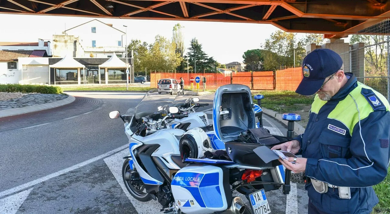 Auto investe un passeggino con una bimba di tre anni: l'85enne alla guida ha imboccato contromano la ciclabile