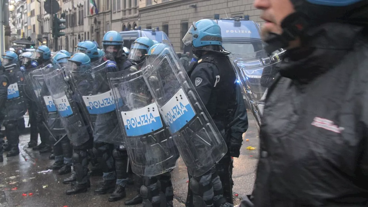 Bologna, corteo di CasaPound: scontri tra polizia e antifascisti