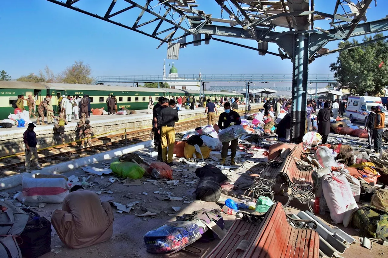 Hombre se hace explotar en estación de tren en Pakistán; reportan 26 muertos y 62 heridos