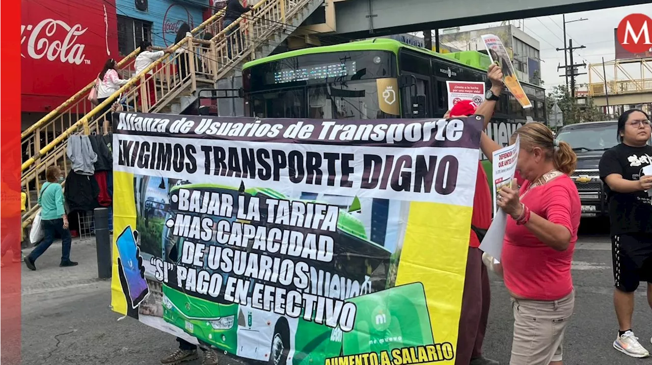 Protestan en el Centro de Monterrey por aumento a tarifas en camiones