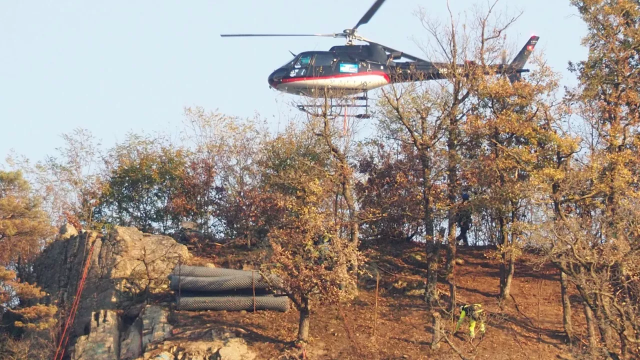 Felssturz: Hubschrauber bei Hangsicherung im Einsatz