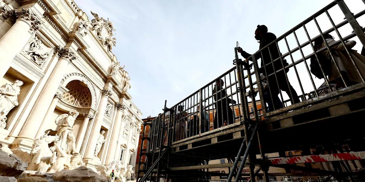 Ungew&ouml;hnliche Aussicht: Trevi-Brunnen &uuml;ber Steg begehbar