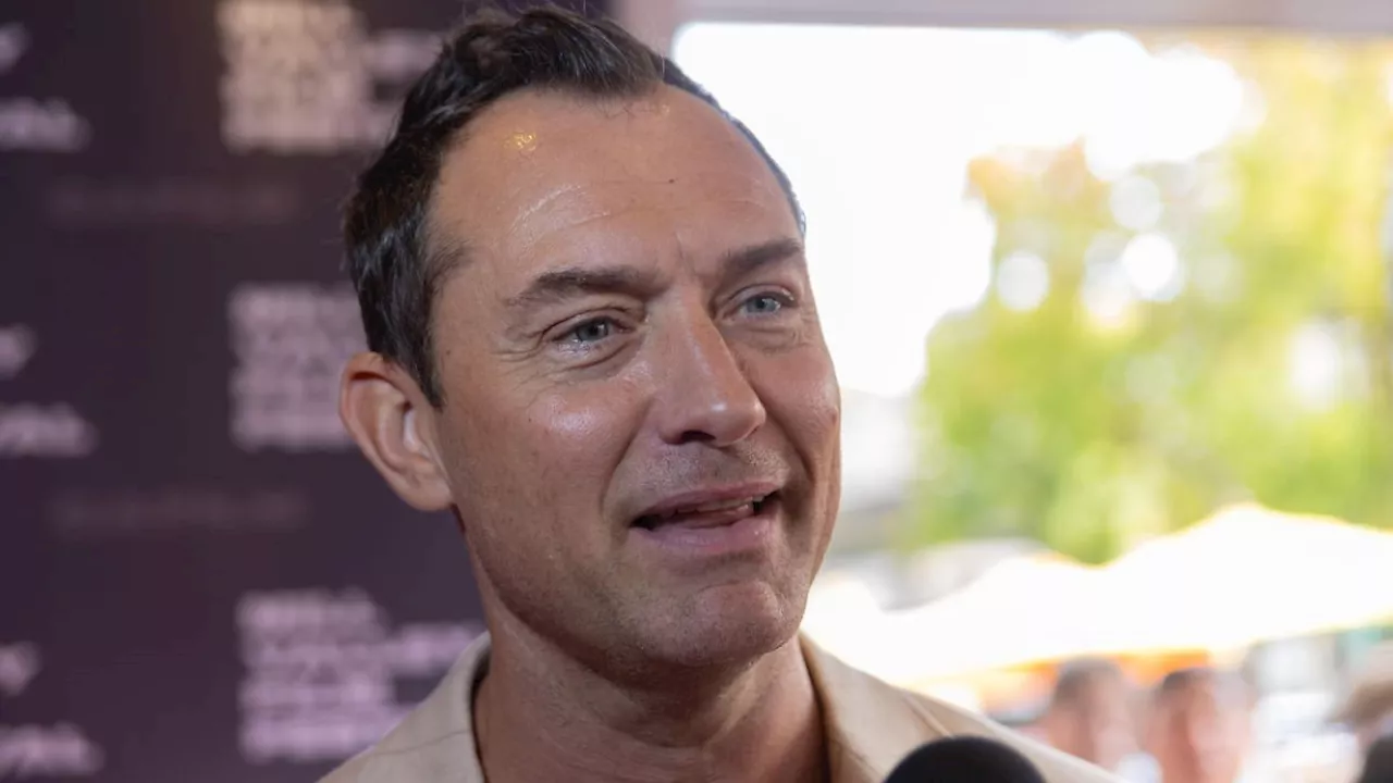 Jude Law über seine Karriere, ein Vorbild und Nacktheit im Film mit Mitte 80