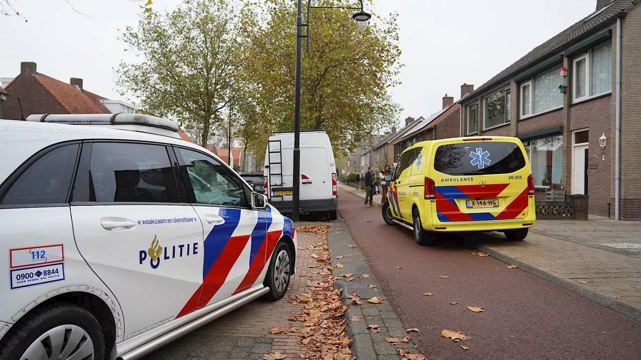 112-nieuws: Auto belandt op kop op snelweg • Auto in sloot na botsing