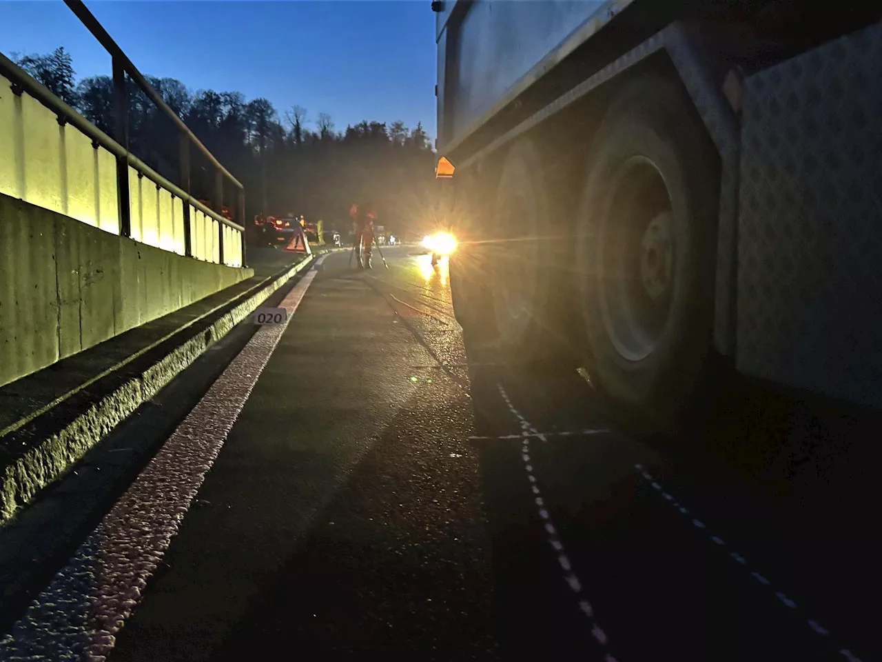 Wetzikon ZH Fussgängerin (46) bei Kollision mit Lastwagen schwer verletzt