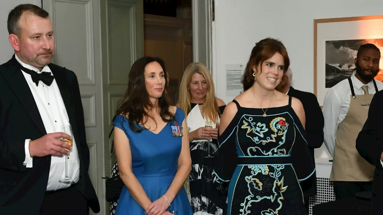 Prinzessin Eugenie strahlt in schulterfreiem Kleid auf Event