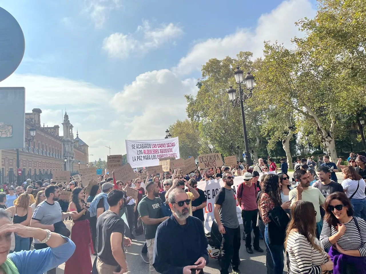 Miles de personas exigen en Andalucía viviendas para la gente: Menos Airbnb, más corral de vecinos