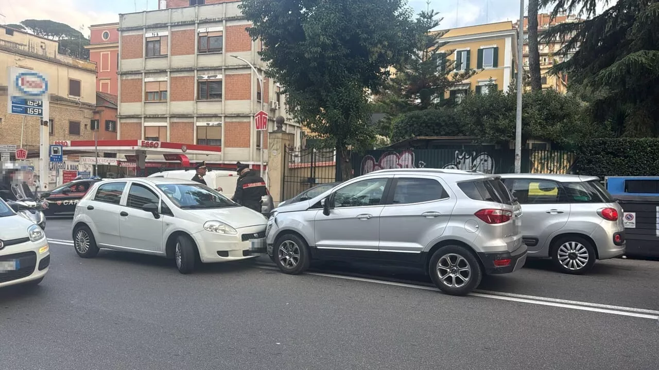 All'alt dei carabinieri scappano, si scontrano con un'auto e fuggono a piedi per le strade del quartiere