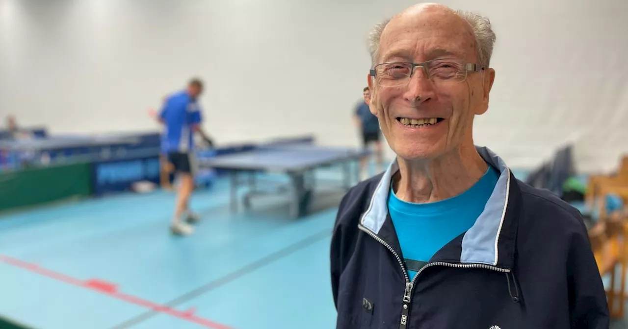 Feest bij TTV Assen: Leen (91) laat zien hoe je met tafeltennis jong blijft