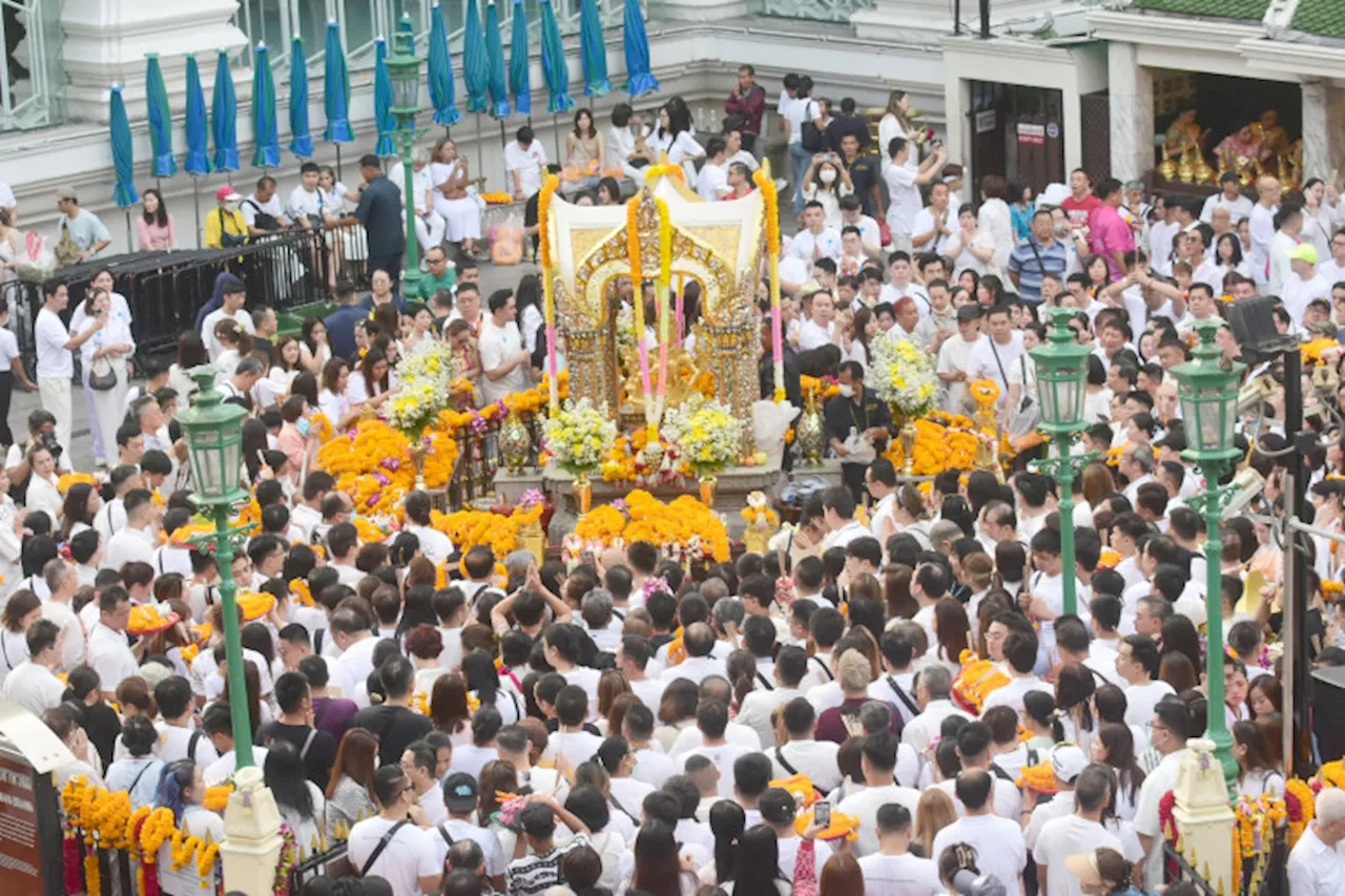 คึกคัก! ปชช.ชาวไทย-ต่างชาติ แห่ขอพร 'พระพรหมเอราวัณ'เนืองแน่น