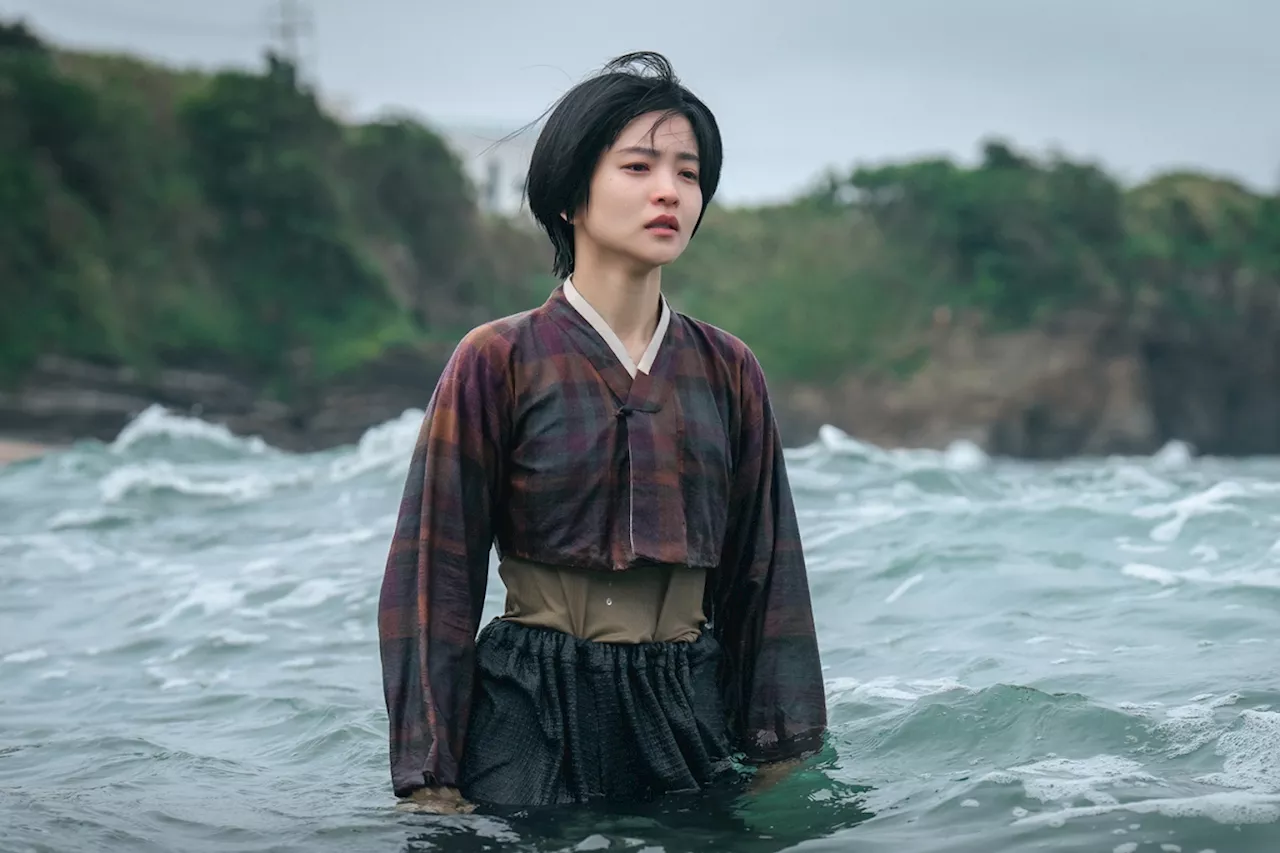 Kim Tae Ri Walks Into Stormy Sea In Despair On “Jeongnyeon: The Star Is Born”