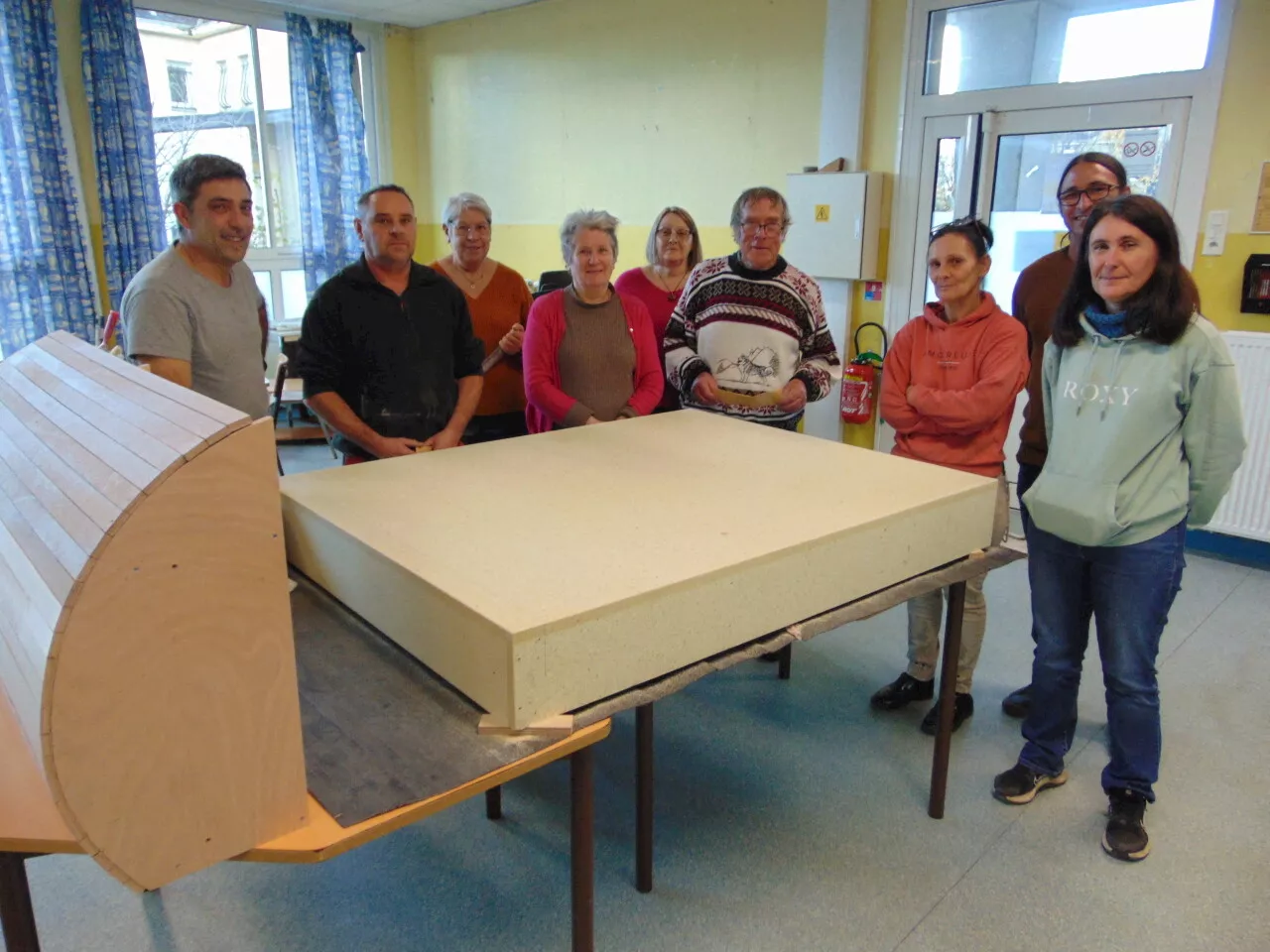 En Normandie, habitants et agents techniques ensemble pour fabriquer un traîneau de Noël