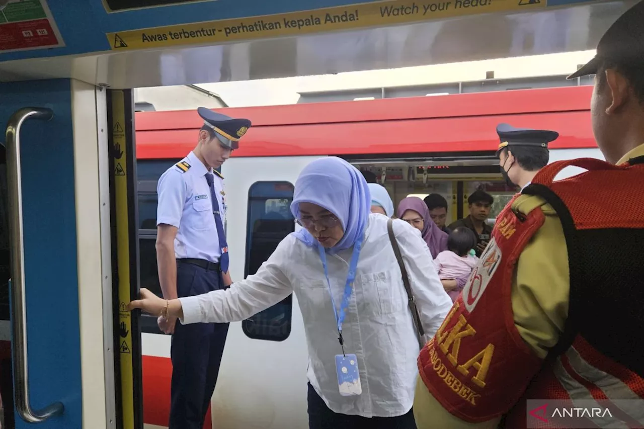 LRT Jabodebek Mengevakuasi Penumpang Kereta Mogok Menuju Harjamukti