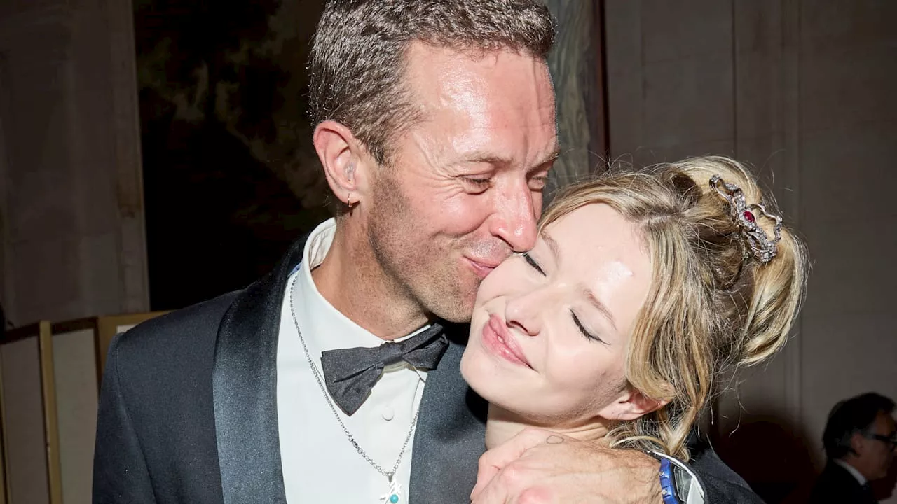 Chris Martin Umarmt seine Tochter Apple am Le Bal in Paris