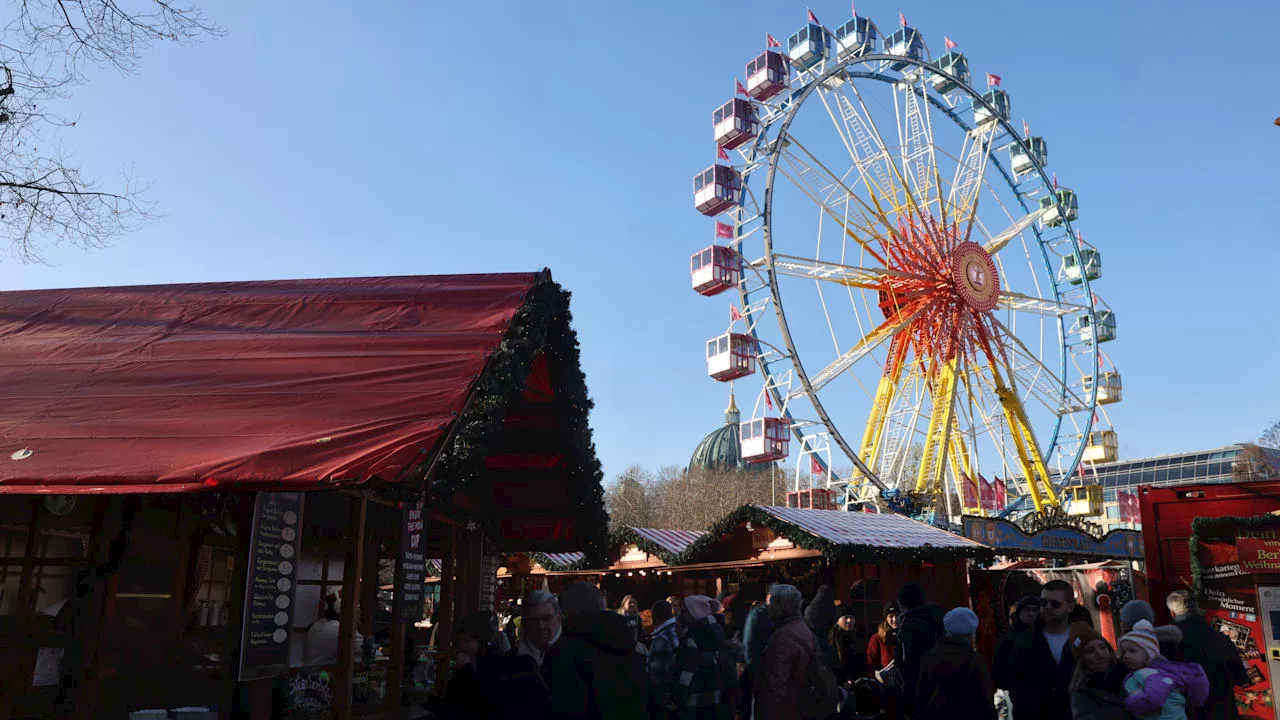 Willenborg-Riesenrad auf dem Weihnachtsmarkt am Roten Rathaus: Fahrgäste fingen für 20 Minuten fest