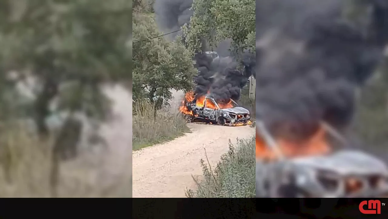 Carro consumido pelas chamas em Sines