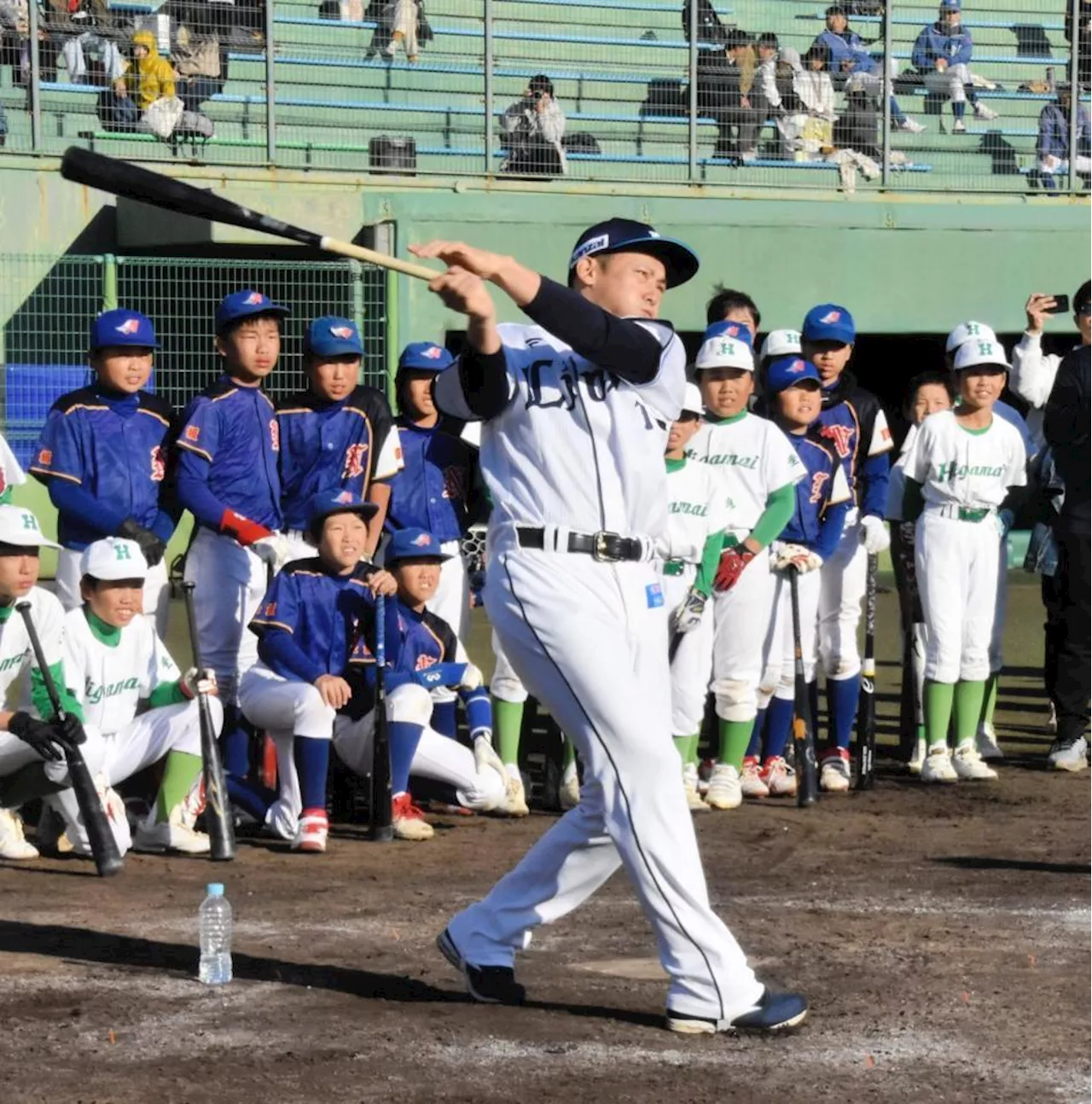 栗山巧、少年野球大会で後輩に技術を伝授