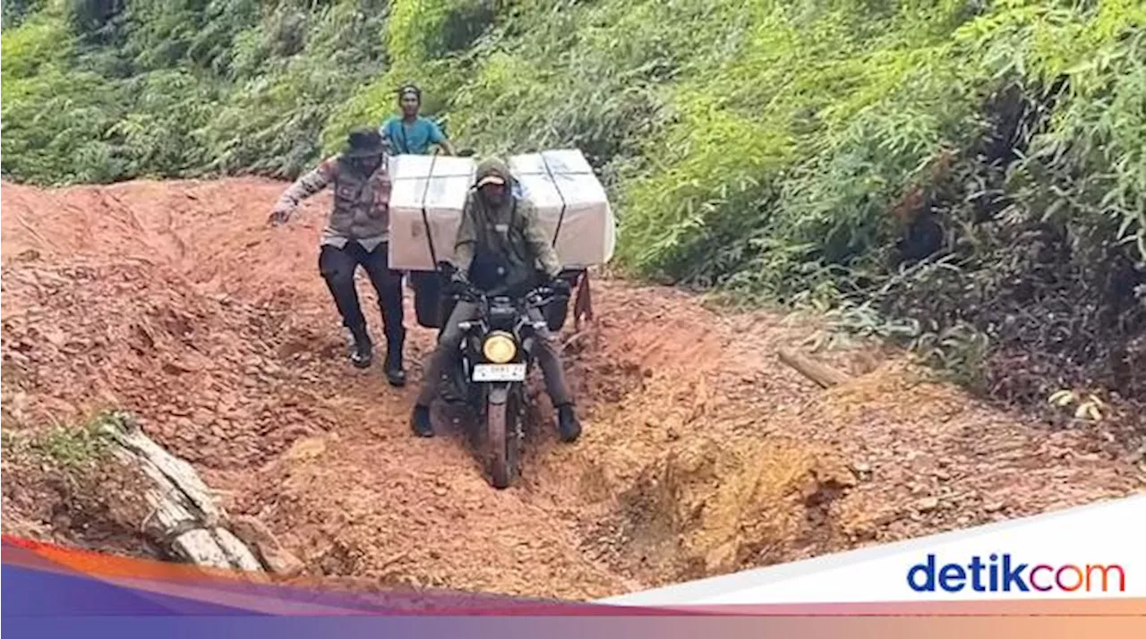 Polisi di Maluku Terjang Sungai-Jalan Rusak Parah demi Kawal Kotak Suara