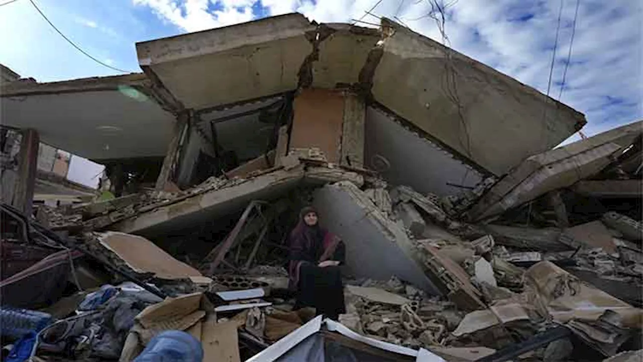 Displaced families in Lebanon who return home are faced with piles of rubble