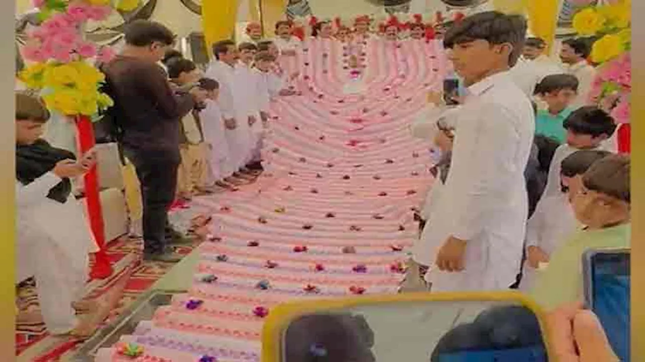  Pakistani Groom Wears 35-Foot Garland Made of Currency Notes at Wedding