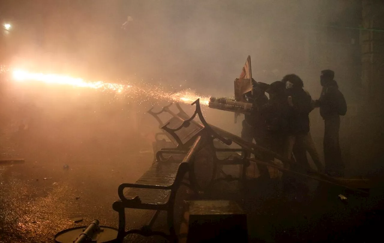 VIDEO: Manifestantes usan “ametralladoras” de fuegos artificiales en Georgia; hay más de 100 arrestados por enfrentamientos