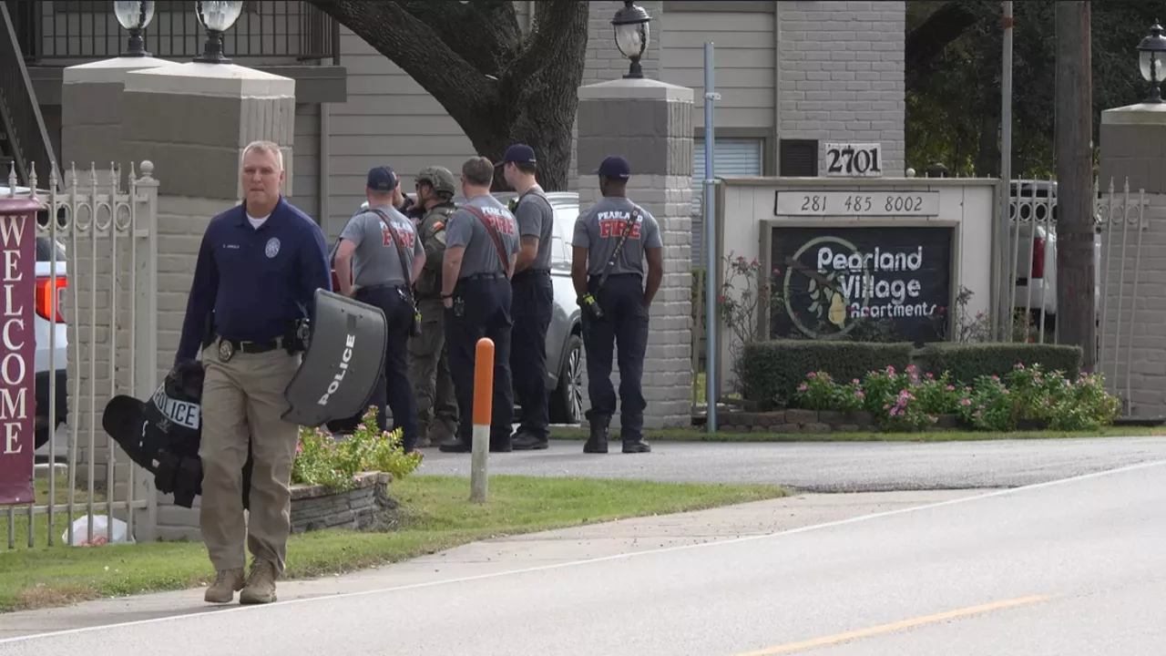 Barricaded suspect in Pearland now in custody after 3-hour standoff