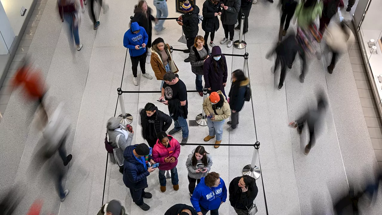 U.S. Retailers Offer Black Friday Discounts to Attract Holiday Shoppers