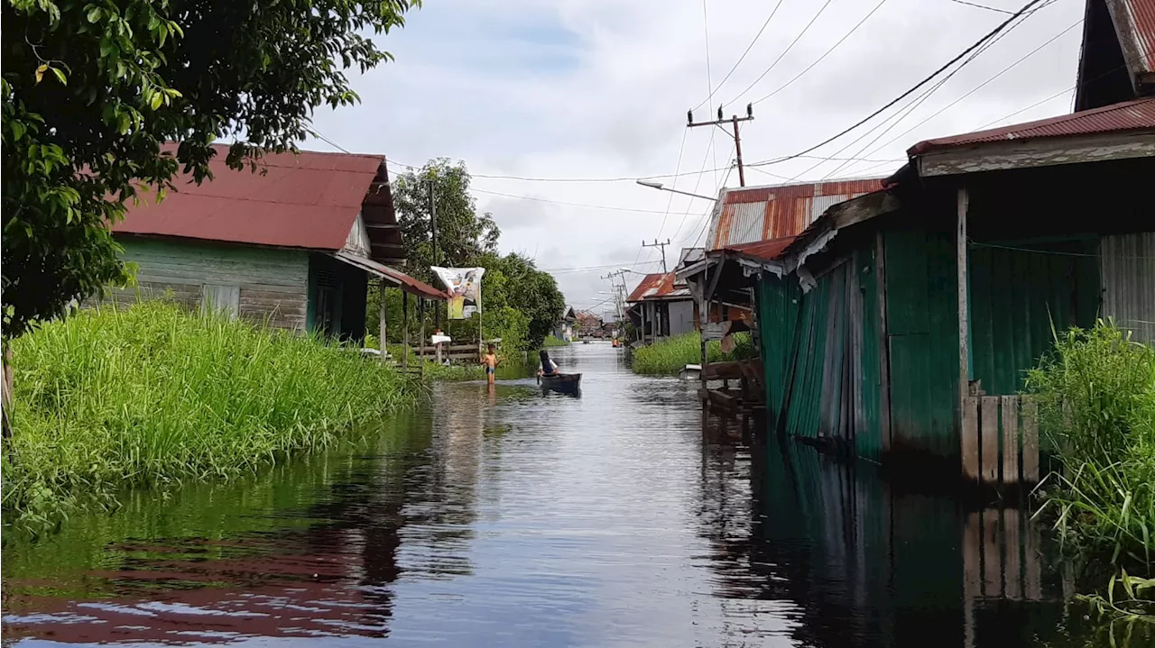 Banjir di Kalteng Meluas, Warga Terpaksa Berperahu untuk Jalani Aktivitas