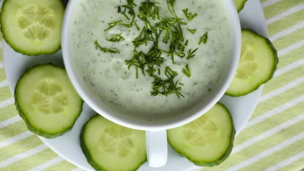 Deliciosa crema fría de pepino, yogur griego y menta, una receta llena de sabores para las posadas y Navidad