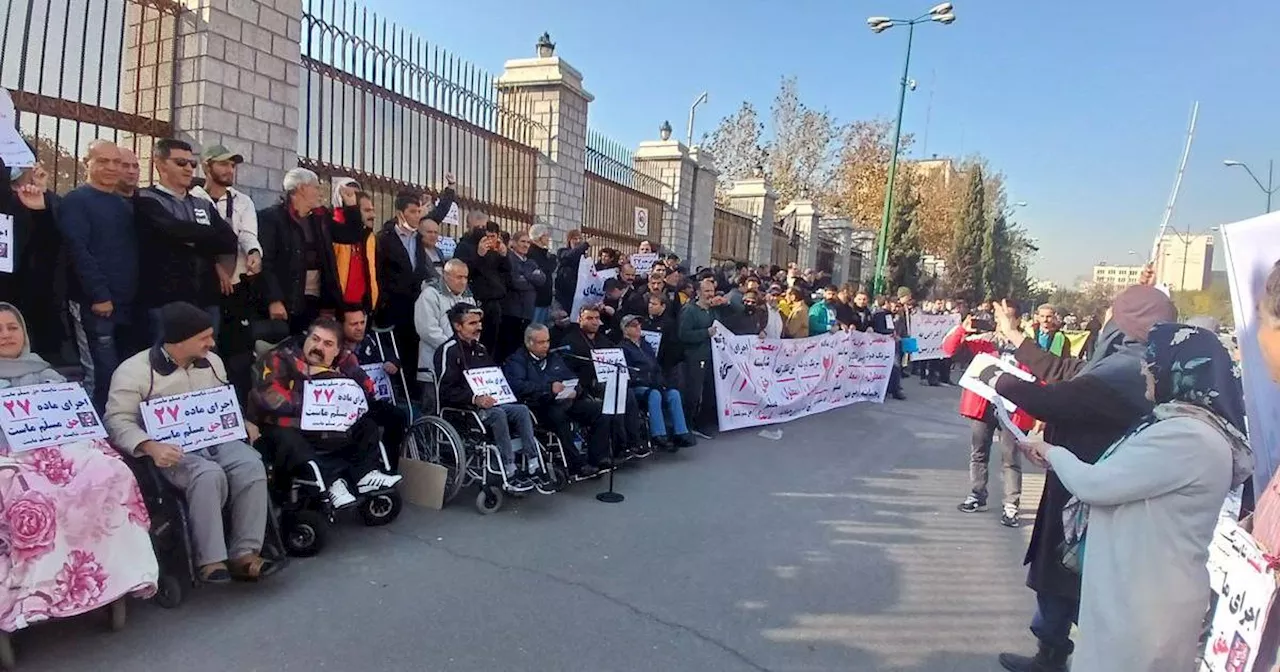 Yetkilendirilmiş Bireyler Yasası'nın Uygulanmamasından şikayetçi olan aileler ve bireyler toplandı