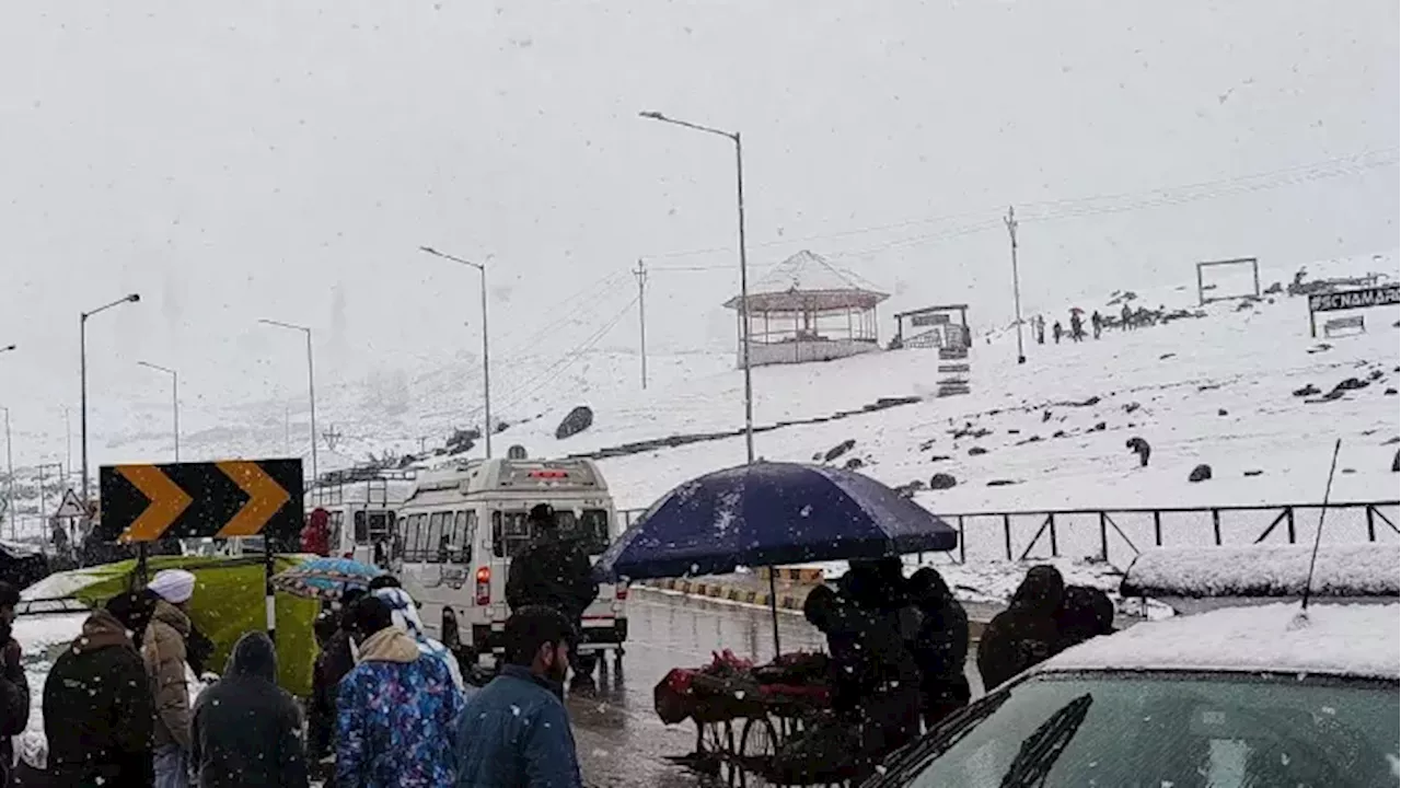 Snowfall in Kashmir: कश्मीर के पहाड़ों पर कड़ाके की ठंड, बारिश-बर्फबारी से बदला मौसम का मिजाज; कई सड़के बंद