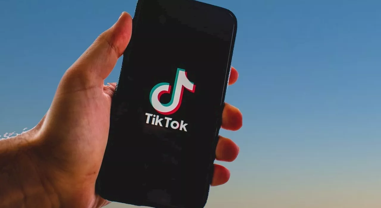 TikTok, filtri di bellezza vietati ai minori di 18 anni: le mosse per tutelare la salute mentale degli adolesc