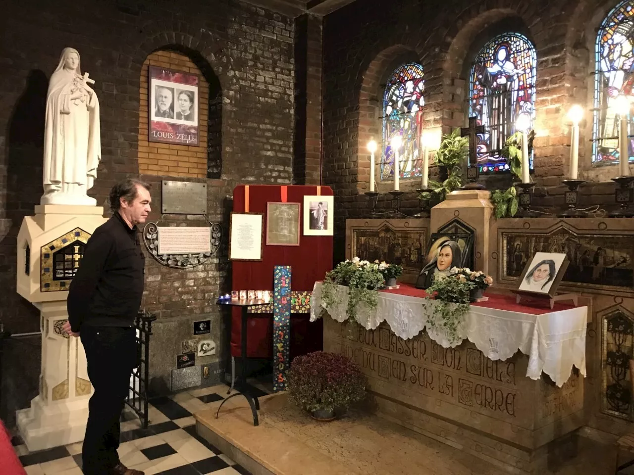 Tristan Maréchal offre un portrait de sainte Thérèse à l'église de Mers-les-Bains