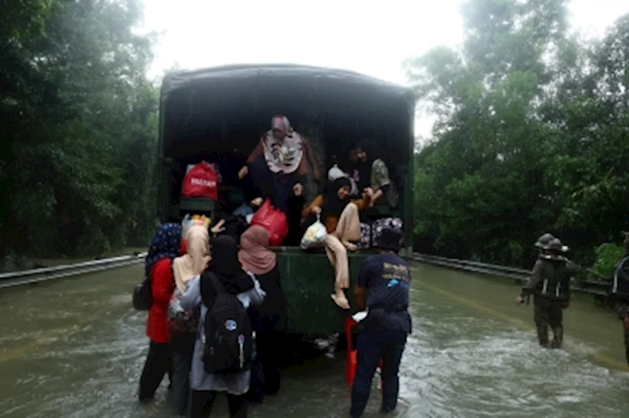 Malaysian Armed Forces Trucks Mobilised for Flood-Hit SPM Candidates