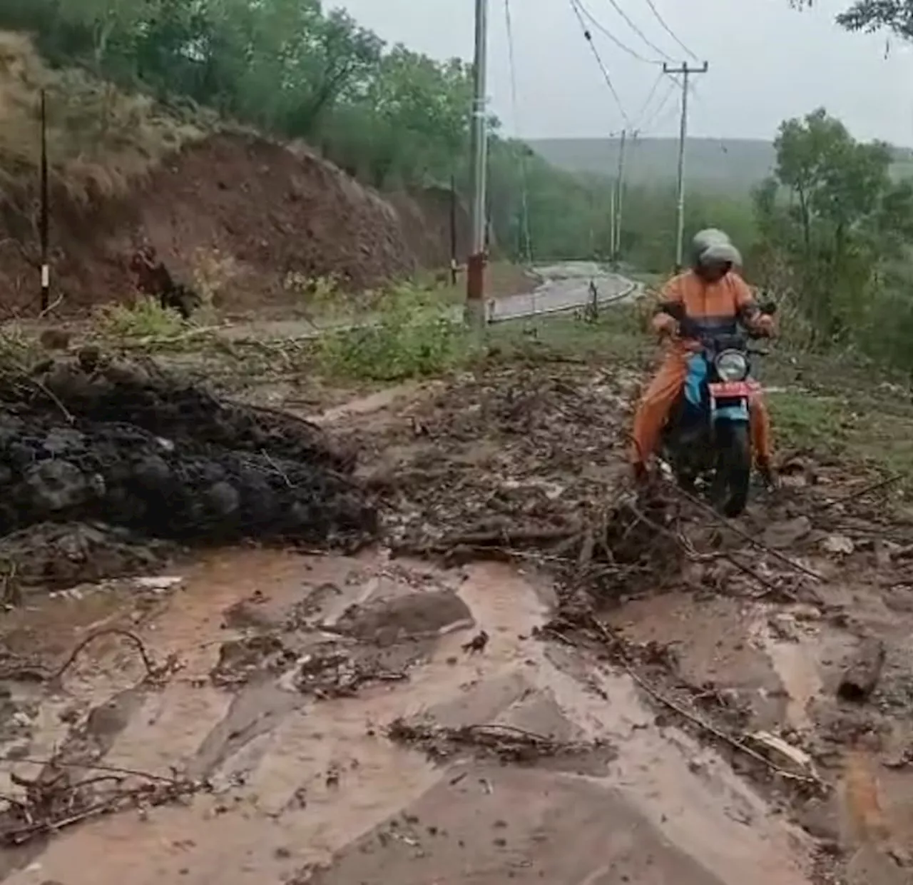 Hujan Dua Hari, Ruas Jalan Nasional Lewoleba Kedang Tertutup Longsor