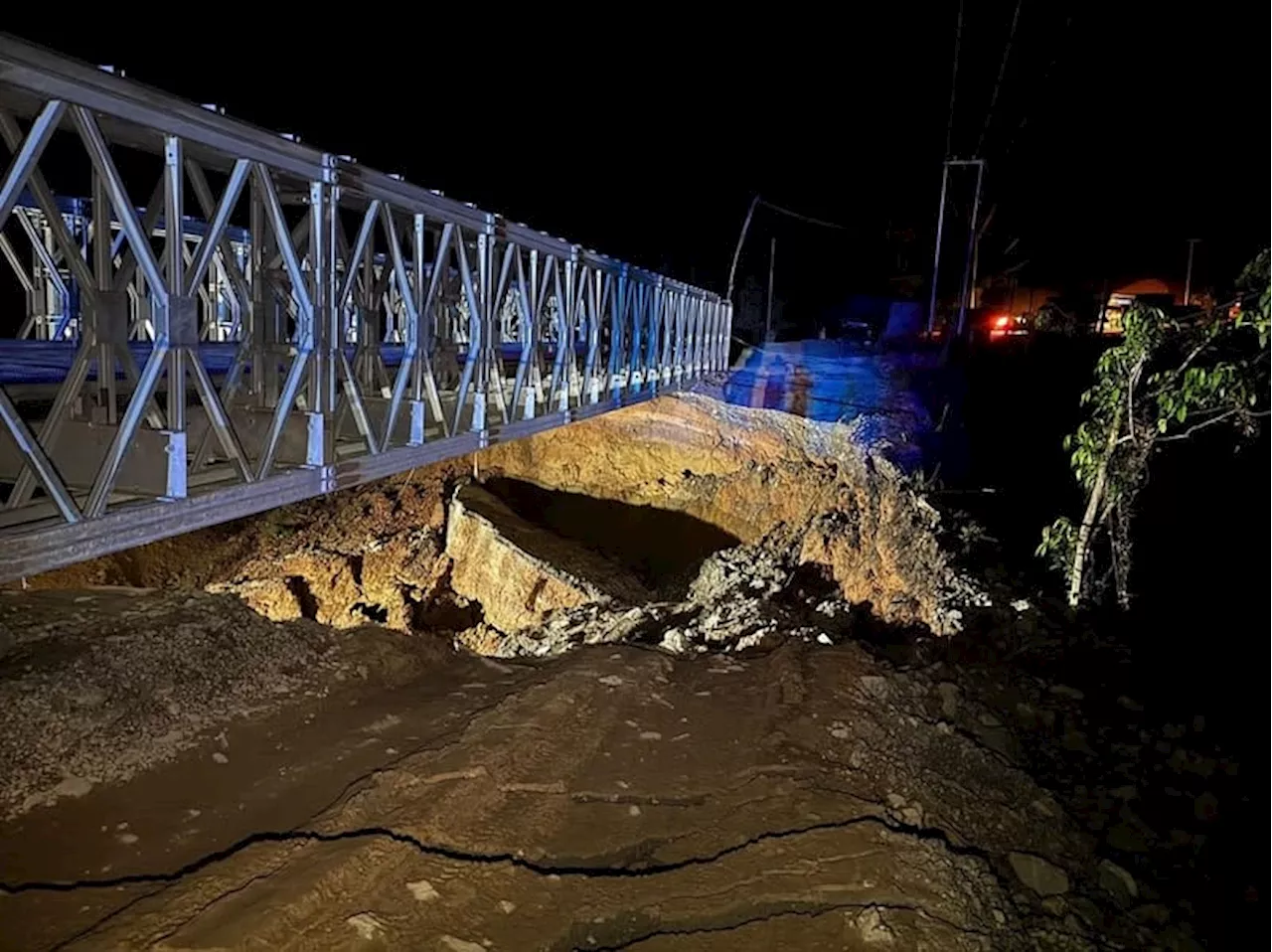 Longsor di Bawah Jembatan Bailey Memutus Akses Jalan Lintas Utama Riau-Sumbar