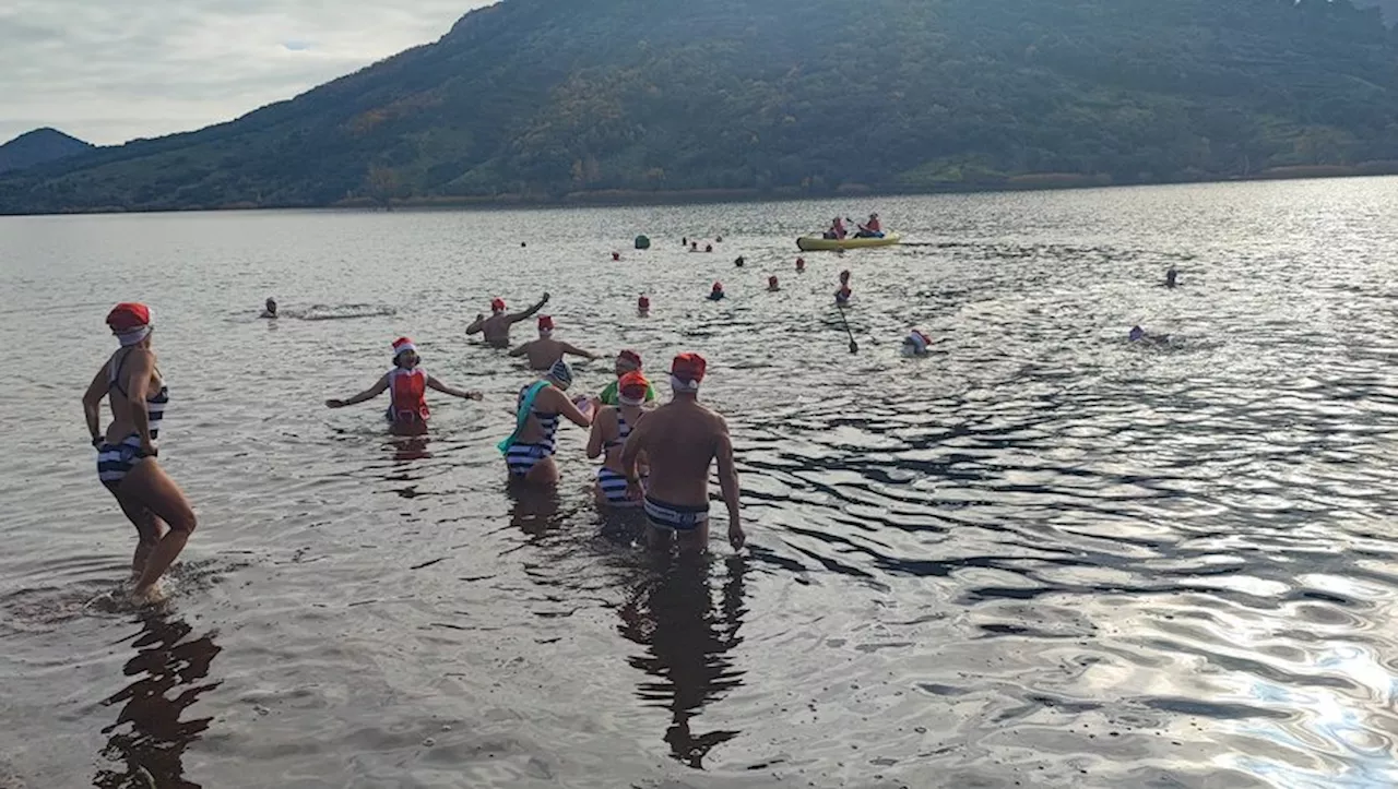 Un nouveau bain de Noël convivial et festif dans le lac du Salagou avec France Choroïdérémie