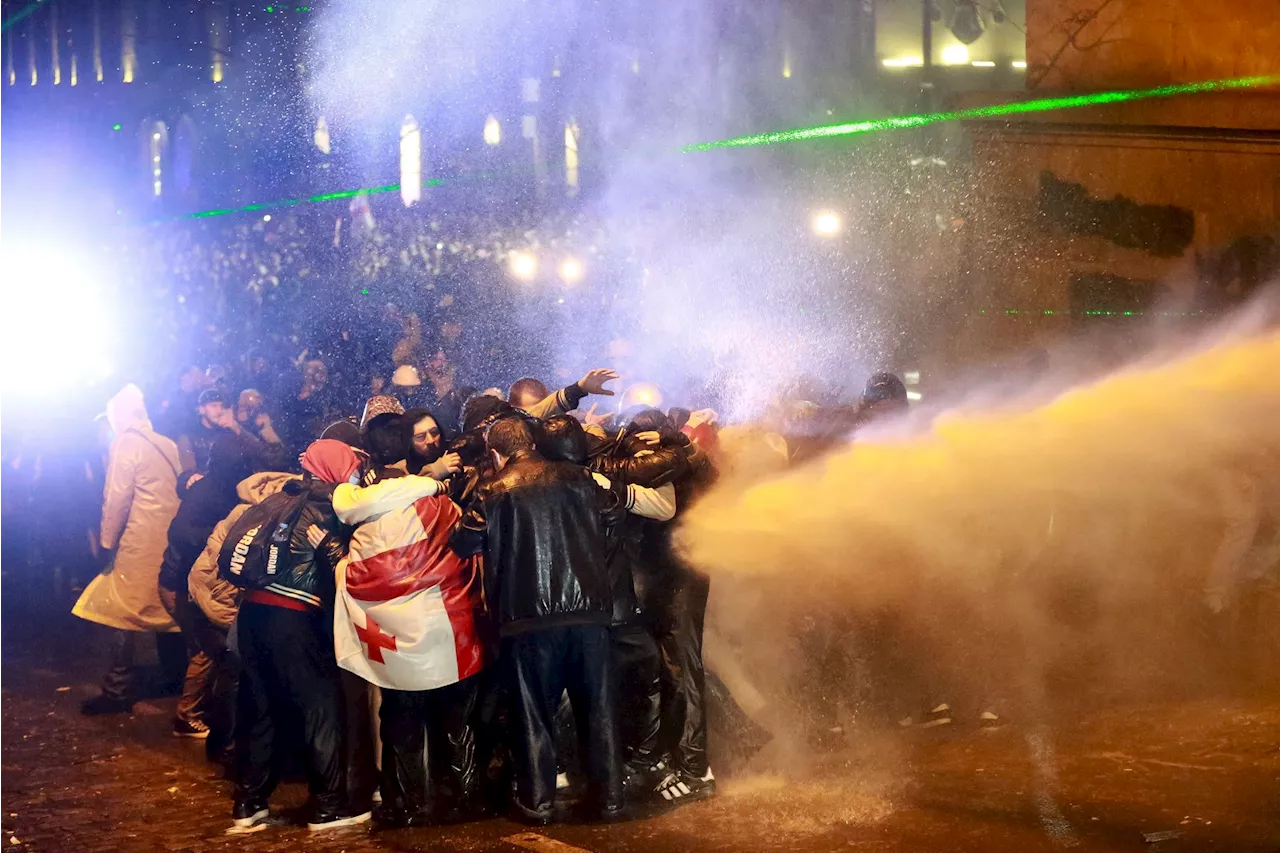 Proteste in Georgien: Polizei setzt Wasserwerfer gegen Demonstranten ein