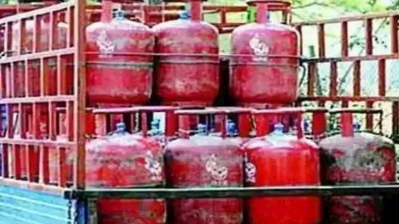 LPG Cylinder Price: रसोई गैस सिलेंडर फिर हुआ महंगा, 10 महीने में ₹150 घटे और 217 रुपये बढ़े