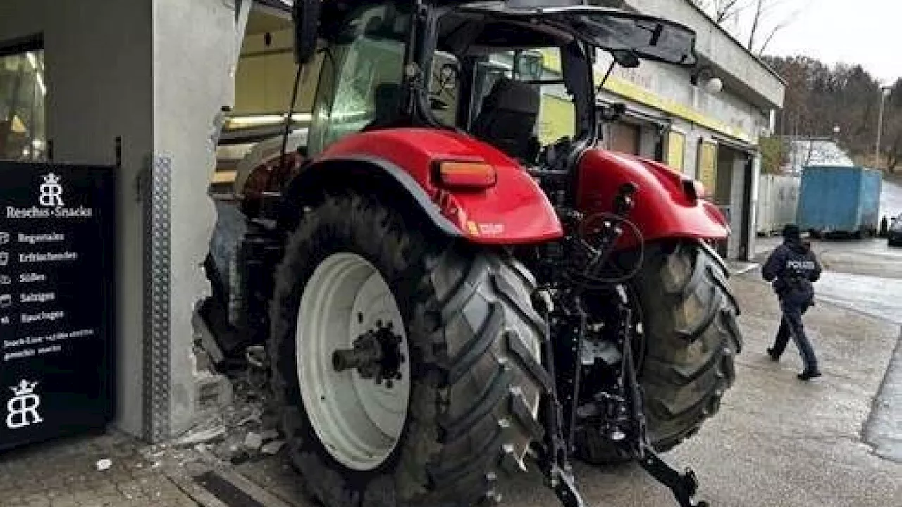 Traktor krachte nach Ausweichmanöver in Werkstatt