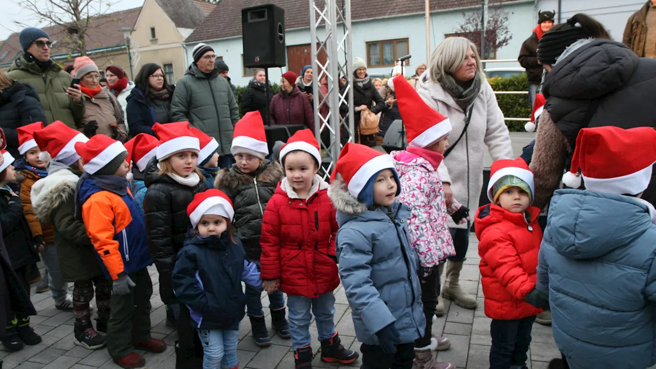 „Weihnachtswichtel“ tanzten am Schwadorfer Adventmarkt