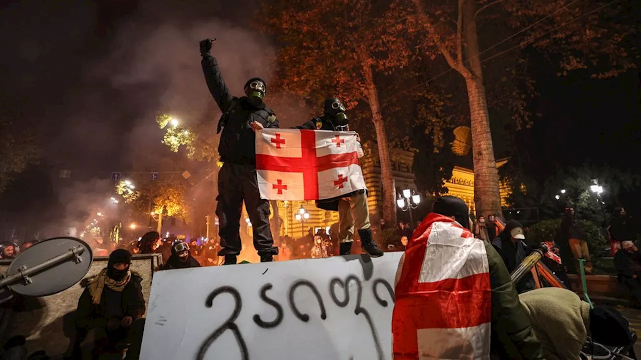 Protesten Georgië houden aan, demonstranten gooien vuurwerk naar parlementsgebouw